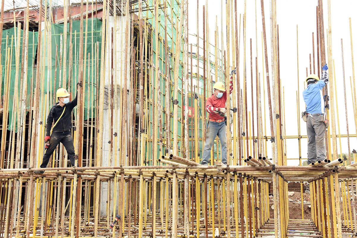 怀集县中医院（异地搬迁新建）项目工地上工人们正在搭建脚架.JPG