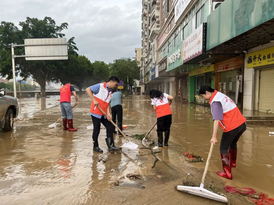 洪水退却，怀集人携手清淤 彰显灾后重建的团结与信心