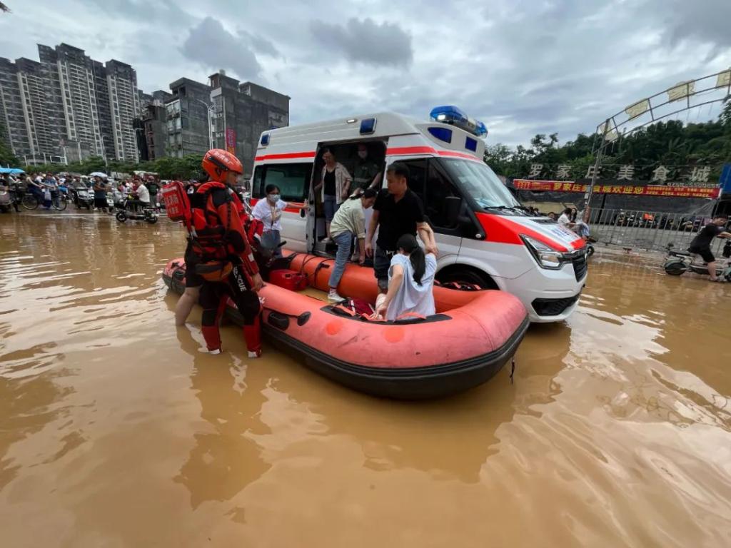 广东怀集县遭遇历史罕见洪灾，超半城区被淹 万人紧急转移