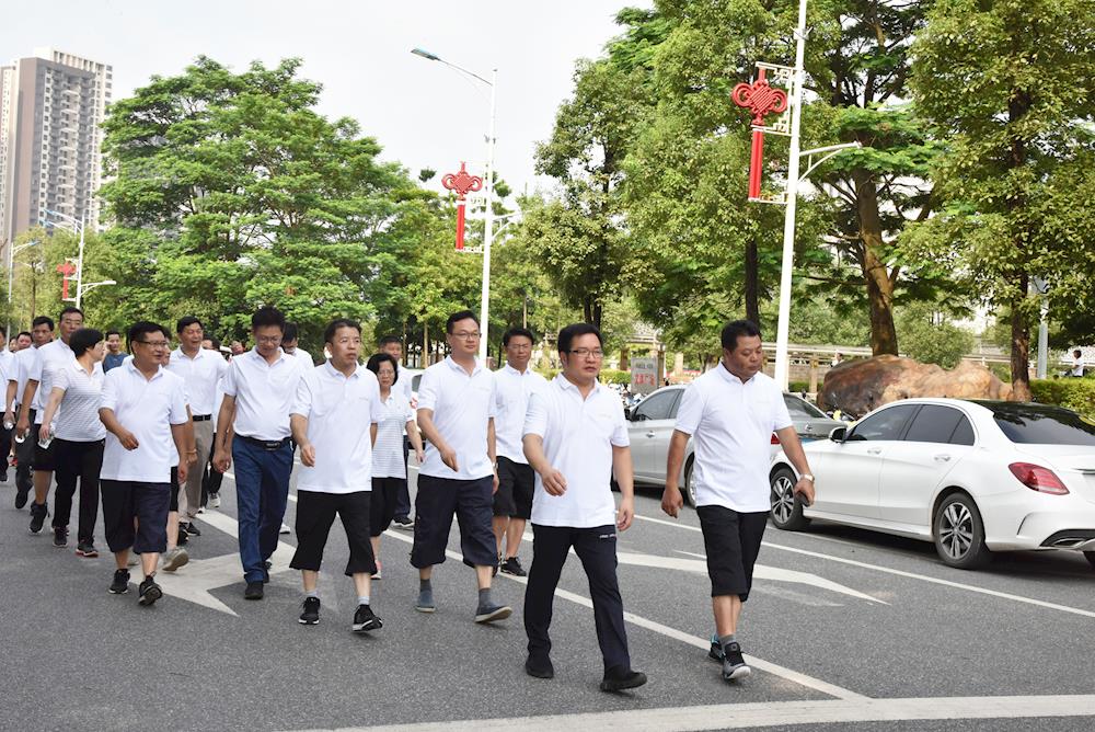 我县举行“全民健身日”健步行活动 推动全民健身活动蓬勃发展 ...